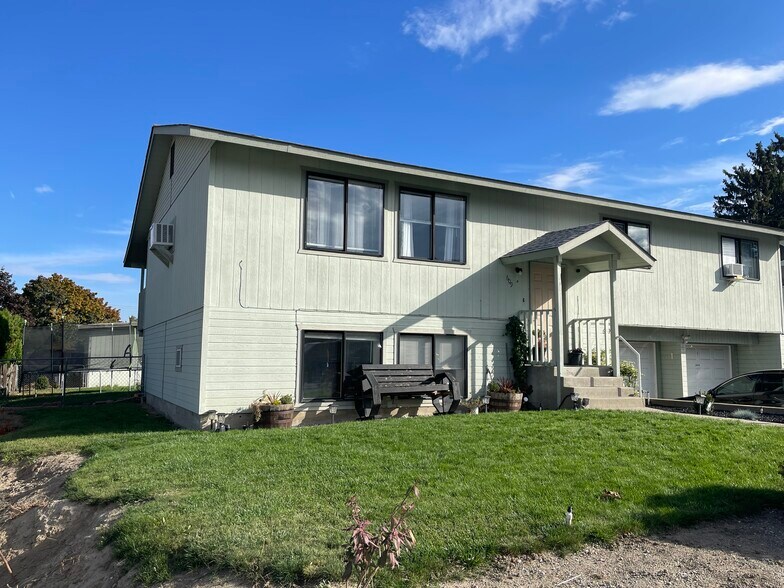 Building Photo - 609 Princeton Ave N