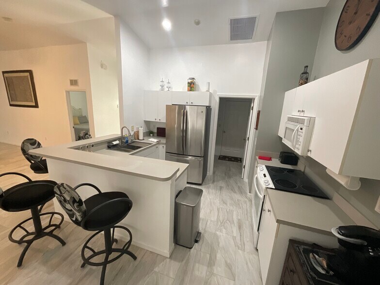 Building Photo - 929 Bolivia Dr