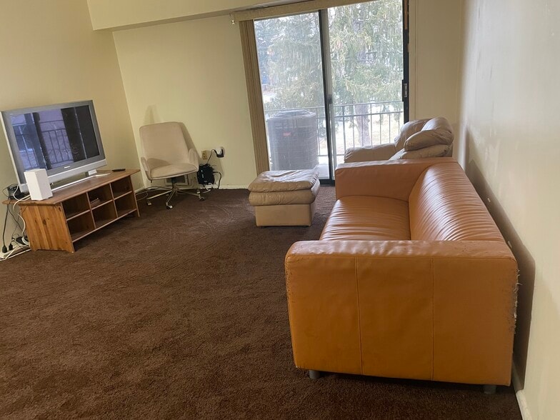 Building Photo - 11370 Cherry Hill Rd