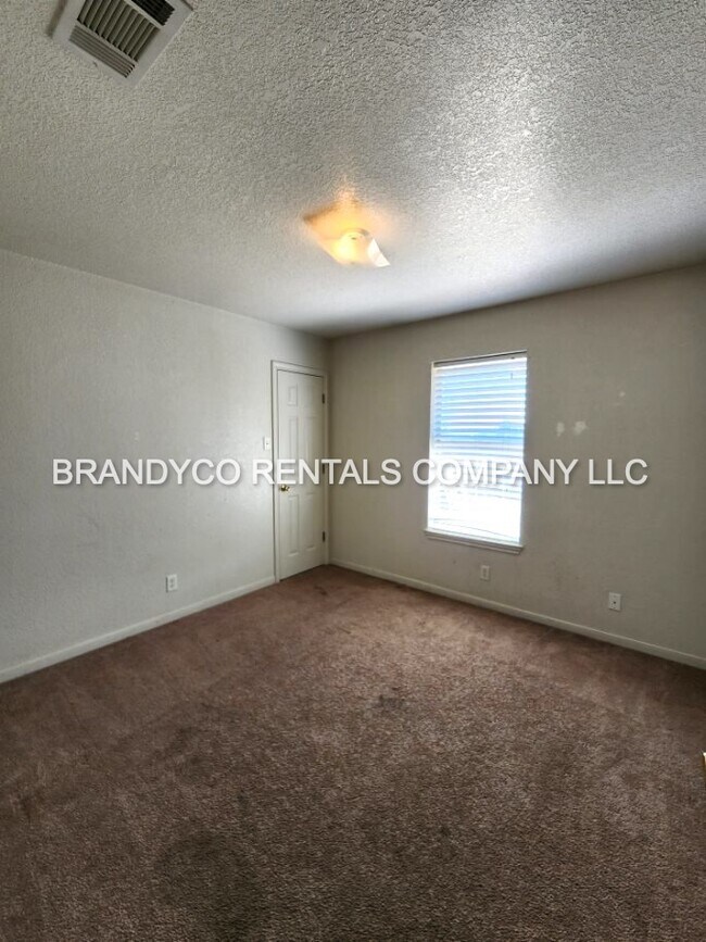 Building Photo - 4600 Acorn Creek Trail