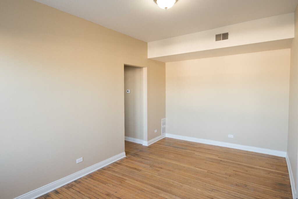 Building Photo - 4439 W Fullerton Ave