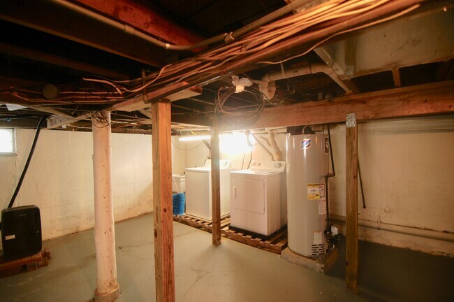 Building Photo - 7099 Lakeshore Rd