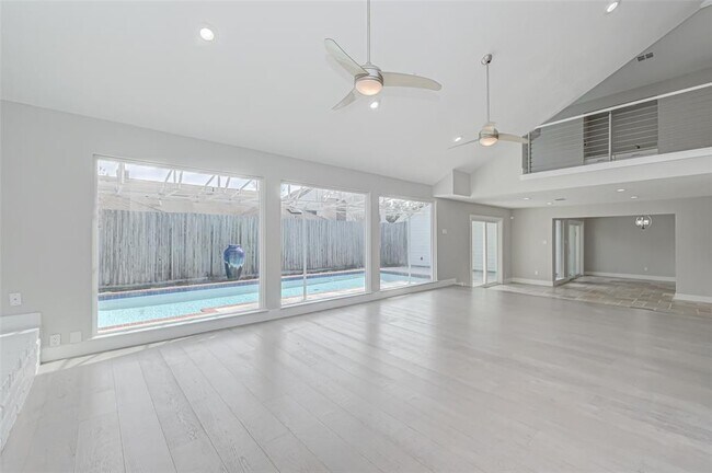 Building Photo - 915 Daria Dr