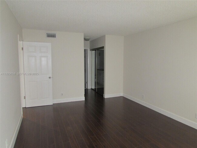 Building Photo - 200 Lakeview Dr