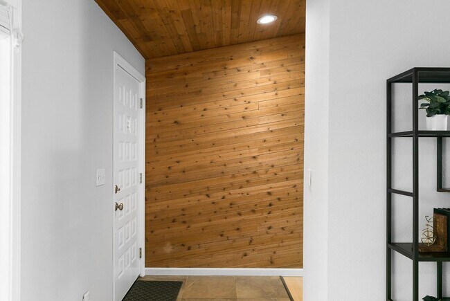 Building Photo - 3 Bedroom Sammamish Rambler in Quiet Cul d...