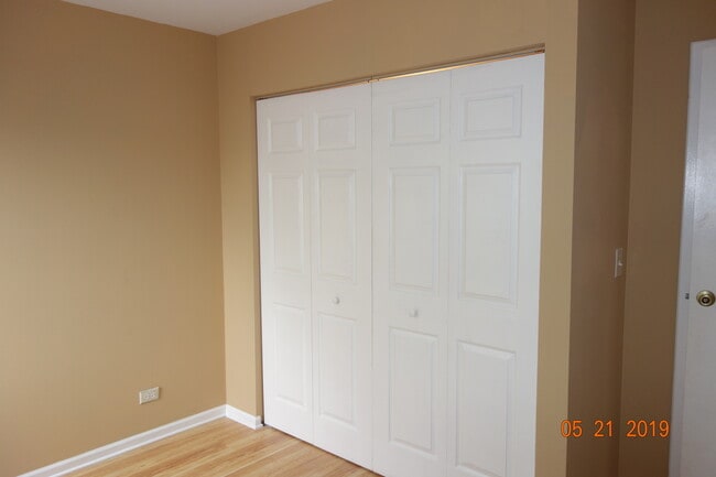 Building Photo - 300 Meadow Ct