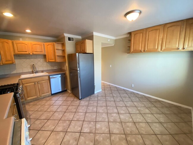 Building Photo - Two Bedroom Huntington Beach Townhouse w/ ...