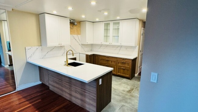 Building Photo - Remodeled Wellington 3 bed/2.5 bath end un...