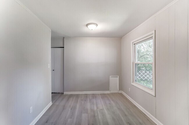 Building Photo - Three Bedroom with Driveway in Dayton!