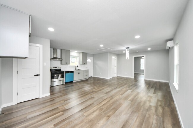 Building Photo - 1218 Des Jardines St