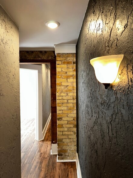 Building Photo - 2511 N Flores St