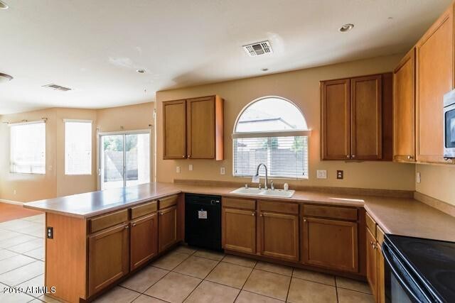 Building Photo - Gorgeous 4 Bed West Phoenix home opposite huge community park ++ New Carpet & New Paint!!