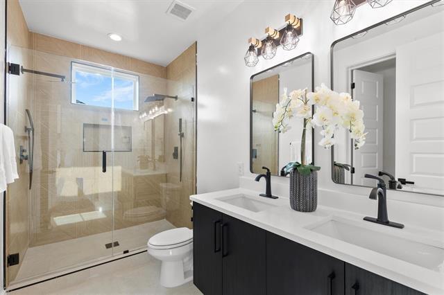 Building Photo - 723 W 10th St