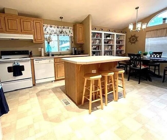 Building Photo - PENDING 3 Bdrm, 2 Bath Furnished Home in O...