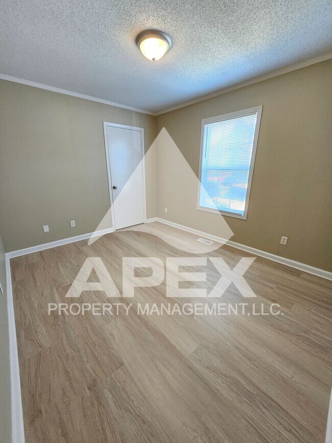 Building Photo - MOVE-IN SPECIAL,NO RENT TIL JUNE 1ST! - 3 Bd | 2 Ba 1st Floor Condo in West Knoxville!