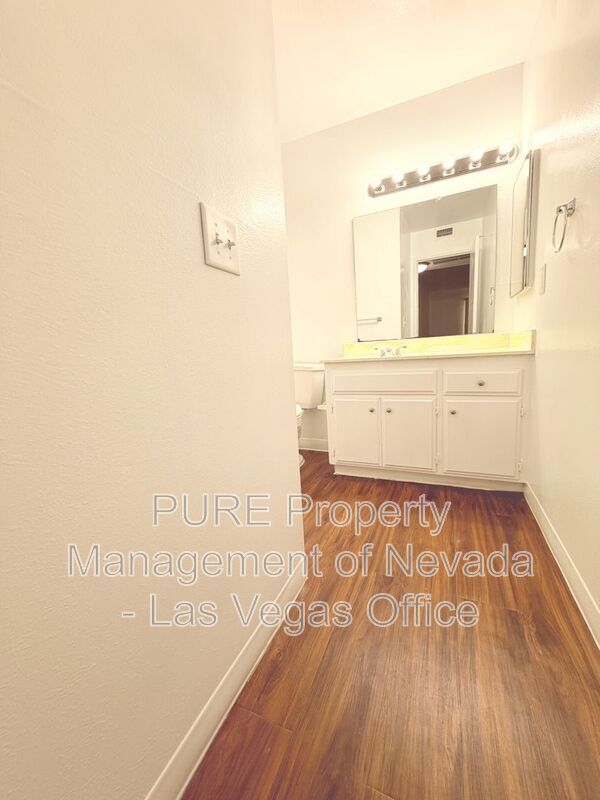 Building Photo - 1405 E Vegas Valley Dr
