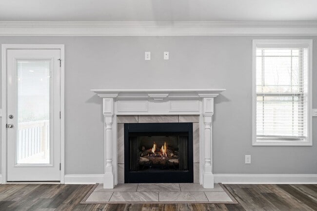 Building Photo - Pet Friendly Three Bedroom with Bonus!