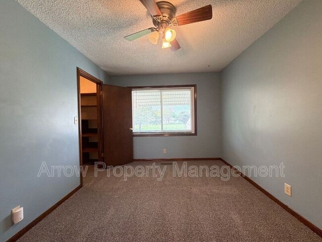 Building Photo - 5547 S 38th St