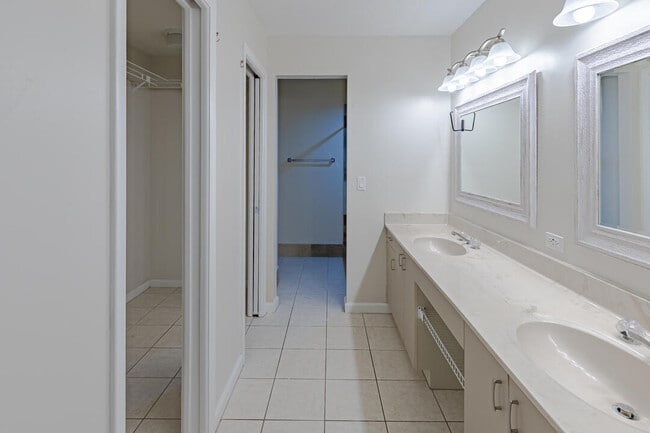 Building Photo - 2525 SW Egret Pond Cir