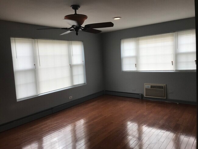 Building Photo - 8720 S Roberts Rd