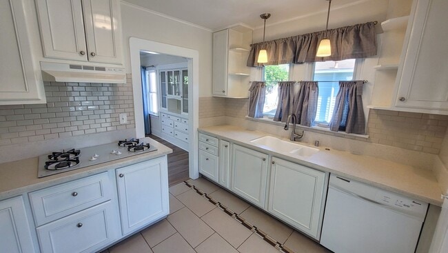 Building Photo - 2 Bed 1 Bath House in Historical Uptown Whittier Available Now!