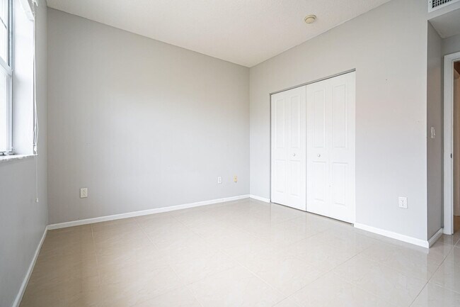 Building Photo - 5840 W Sample Rd