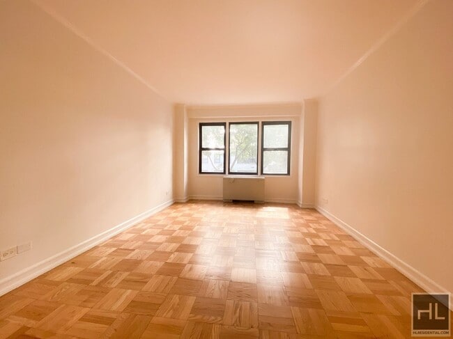 Building Photo - 220 E 63rd St