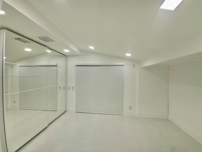 Building Photo - 1831 SW 23rd Ave
