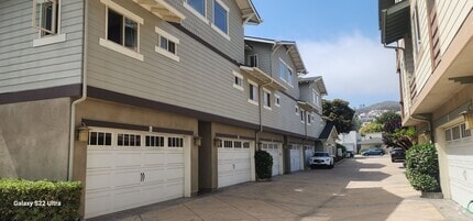 Building Photo - Spacious and freshly updated 2 bedroom, 2 ...
