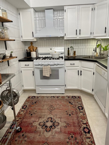Kitchen from dining room - 125 Leedom Way