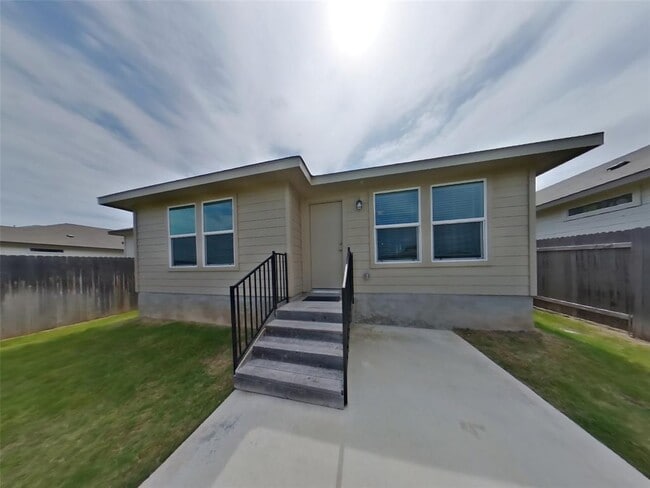 Building Photo - 5128 Saddle Clb Dr