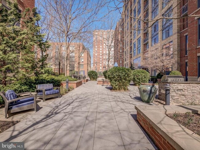 Building Photo - 520 John Carlyle St