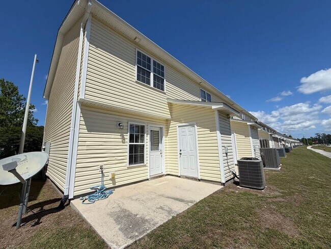 Building Photo - 2 bedroom, 2.5 Bath Townhouse