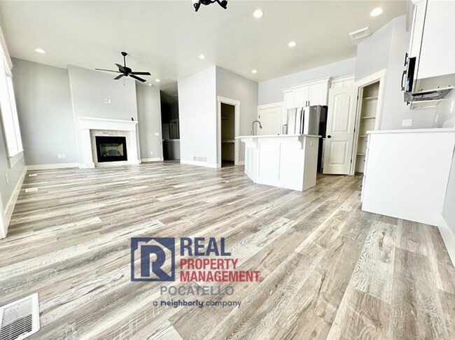 Building Photo - "AMAZING NEW HOME FOR RENT" 3 Bed 2 Bath - 2 Car Garage