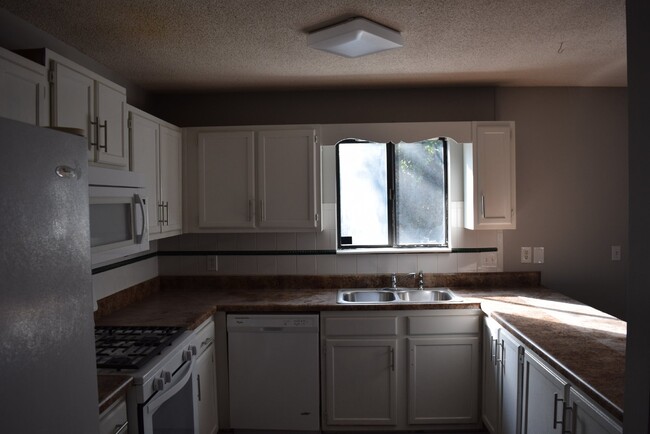 Building Photo - 272 Toweridge Dr SW