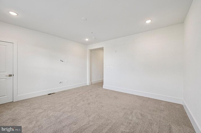 Building Photo - 2506 W Peninsula Dr