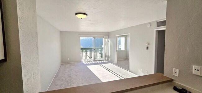 Building Photo - Charming 1-Bedroom Condo with Partial Bay Views & Summer Fireworks!