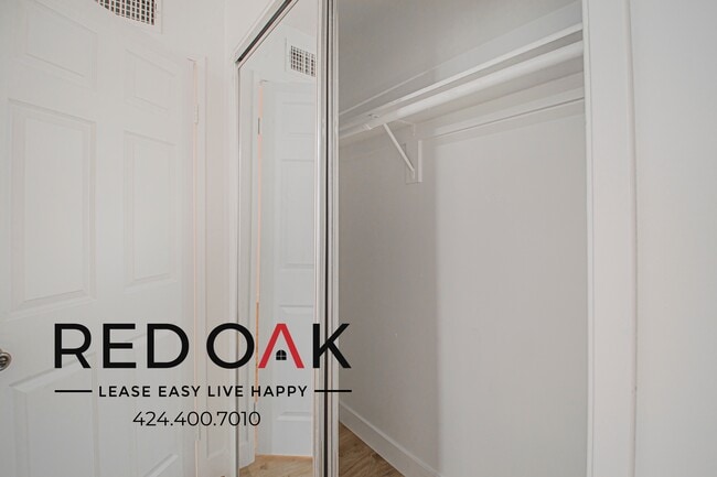 Building Photo - 4651 Cahuenga Blvd