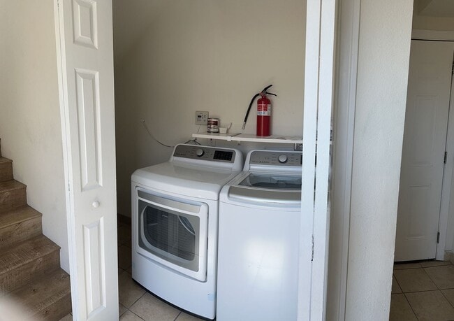 Building Photo - 2 Bed, 1.5 Bath Stunning, Gated Tri-Level ...