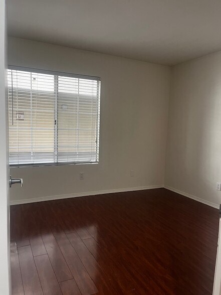 Building Photo - 5530 Owensmouth Ave