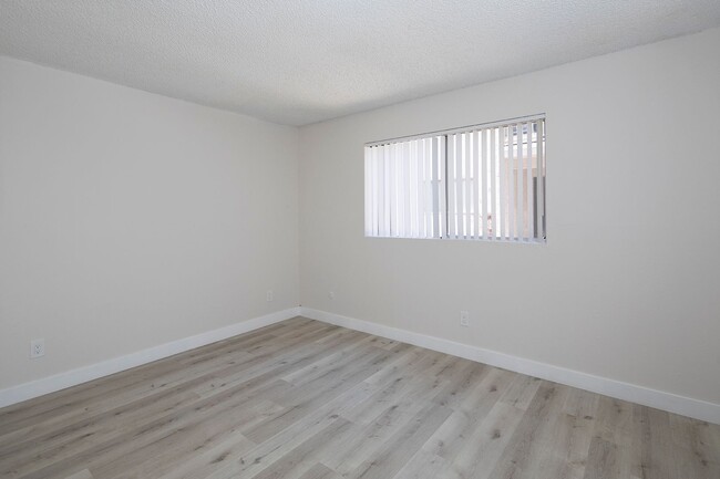 Building Photo - 2 WEEKS FREE! Gorgeous 1 BR with AC and Pa...