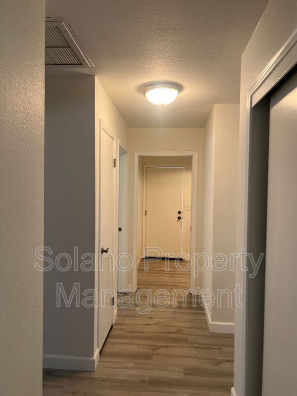 Building Photo - 142 Hillview Dr