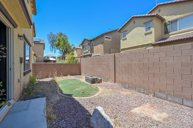 Building Photo - NW 3 bedroom!! Community Pool!! Playground...