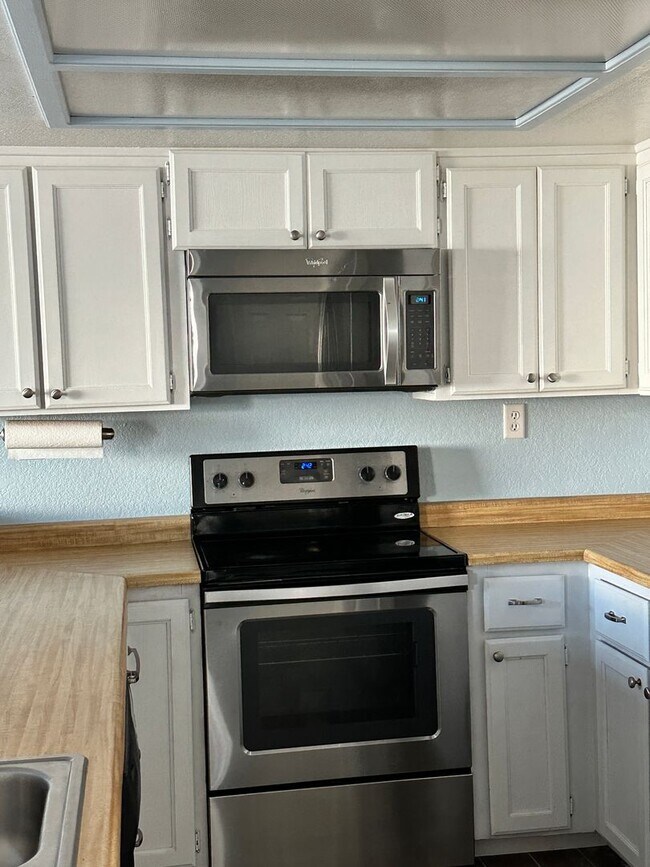 Building Photo - Beautiful 2-bedroom, 2-bathroom condo alon...