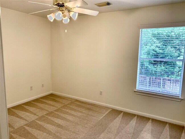 Building Photo - 130 Ledgestone Pl