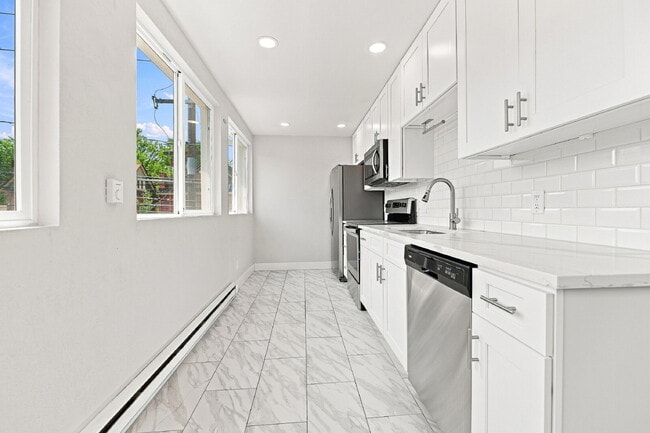 Building Photo - $1,720.95 with $300 off the first month rent, 1 Bed - 1 Bath, Condo in Denver with All Utilities ...