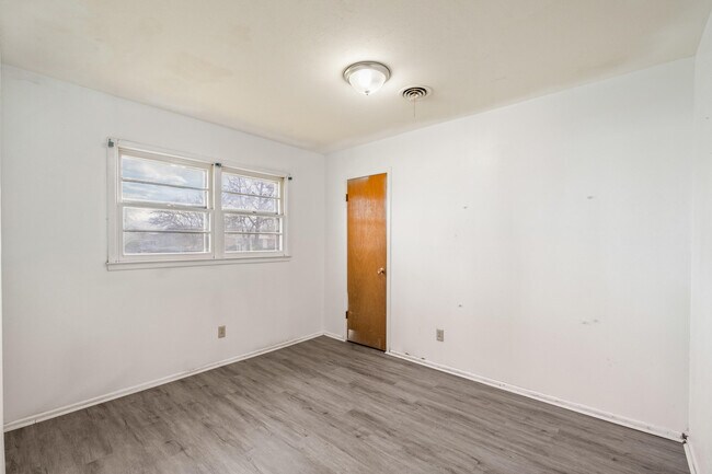 Building Photo - 1505 E Amherst St