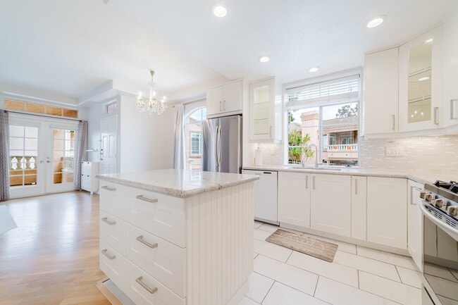 Building Photo - 3547 Cameo Dr
