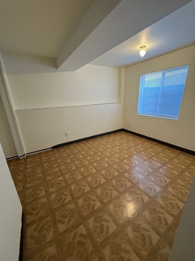 Building Photo - Beautiful 4 bedroom house avail 6/12