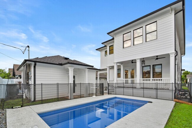 Building Photo - Luxury 3-Bed Home with Solar Panels, Tesla...